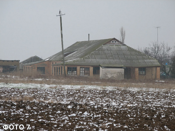  Будівля дитячого садочка до ремонту: цегляна споруда під шиферним дахом біля засніженої ділянки взимку. 
