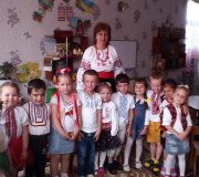 Діти середньої групи №2 разом з вихователем                                                    Соболь Тетяною Тимофіївною – найактивніші учасники фото - конкурсу «Вишиване селфі»