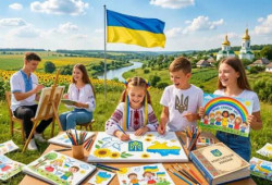 Діти у вишиванках малюють і творять на відкритому повітрі на тлі українського пейзажу з річкою, соняшниками та церквою. На столі — олівці, фарби, малюнки із символікою України. На задньому плані майорить синьо-жовтий прапор України. Усі діти усміхнені та захоплені творчим процесом.
