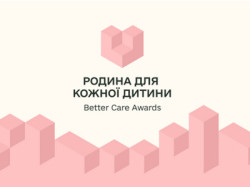 Графічний банер на світлому фоні з рожевими геометричними елементами у вигляді кубів. У центрі розміщено рожевий логотип у формі стилізованого серця або об'ємної фігури. Нижче великим шрифтом написано: «РОДИНА ДЛЯ КОЖНОЇ ДИТИНИ», під ним — «Better Care Awards». Уздовж нижньої частини зображення розташована декоративна композиція з рожевих об'ємних кубів різної висоти.