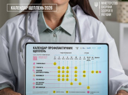 Інфографіка МОЗ України «Календар щеплень 2026»: лікарка в білому халаті зі стетоскопом тримає планшет, на екрані якого таблиця «Календар профілактичних щеплень». У таблиці вказано, в якому віці роблять щеплення проти туберкульозу, гепатиту В, кашлюку, дифтерії, правця, поліомієліту, ХІБ-інфекції, а також кору, паротиту й краснухи: від народження до 18 років і в дорослому віці.